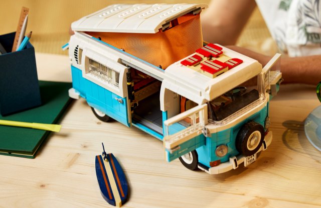 Vajon hippifigura is jár hozzá? - Íme a LEGO Volkswagen T2!
