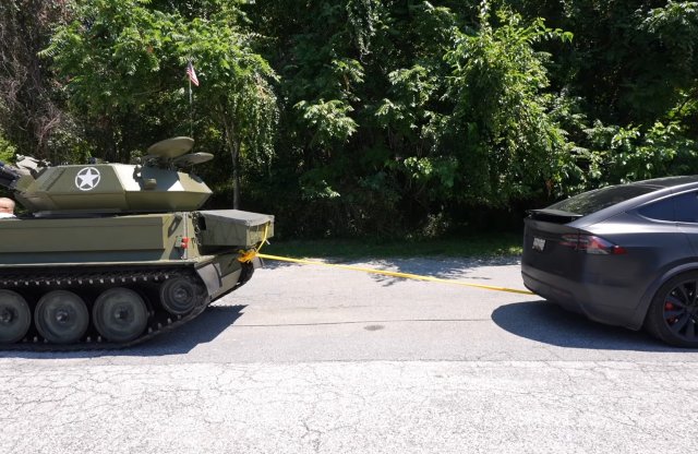 Ezt látnod kell: egy tank és egy Tesla húznak kötelet a videóban