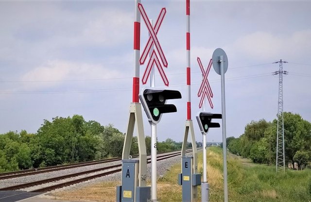 Videó: vonatbaleset nem azért lesz, mert nem működik a sorompó!