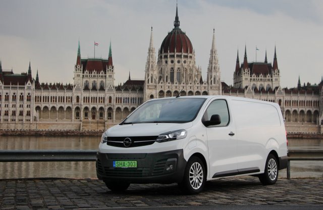 Szép-e az élet villanyfurgonnal? - Opel Vivaro-e teszt