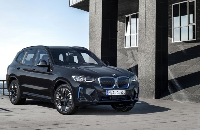 Nem egész egy év után frissül a BMW iX3