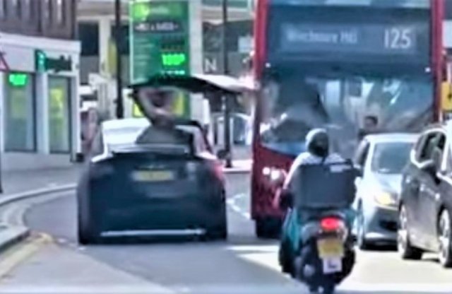 Videó: busznak csapta a nyitva maradt sirályszárny ajtót a Teslás