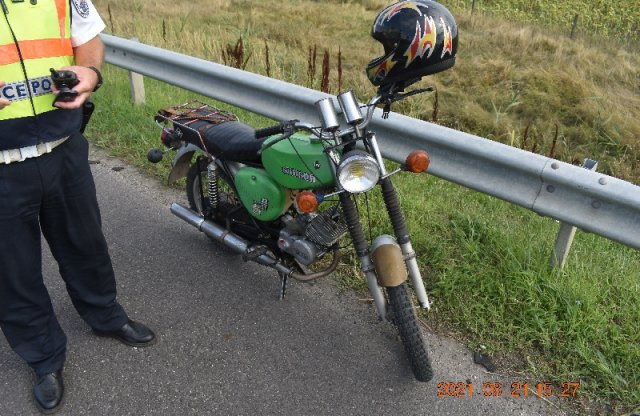 78 éves bácsi Simsonozott forgalommal szemben az M3-ason!
