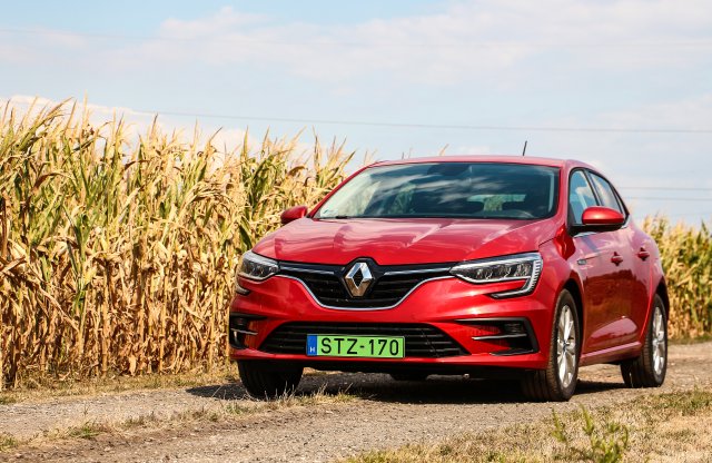 E-Tech, mint az F1 autó? Ilyen az élet a konnektoros Megane-nal!