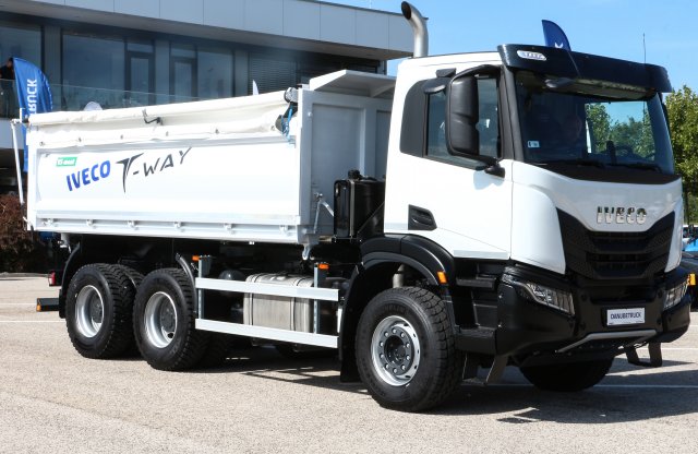 Ez a férfias, nem az X7 - Íme az Iveco legújabb dömpere!