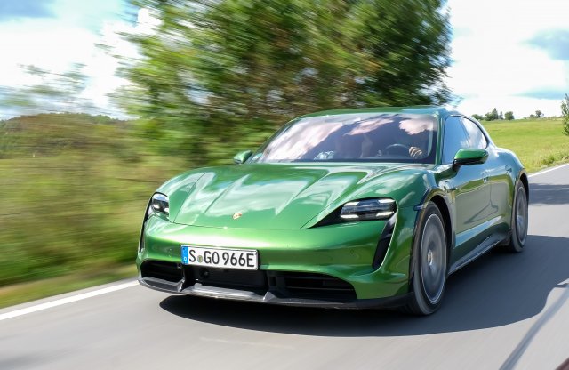 Már a terepen is letépheti a fejedet az elektromos Porsche