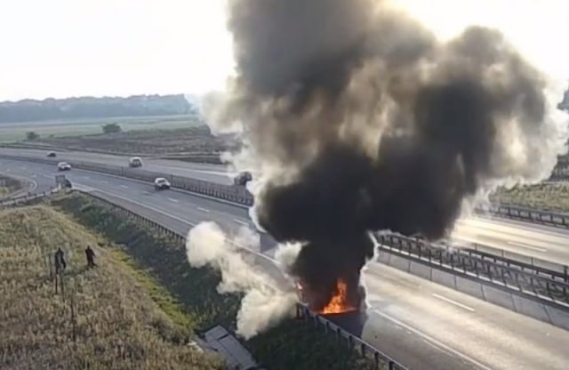 Videón az M4-es leállósávján lángokba borult autó!