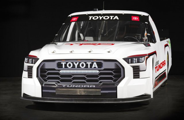 Itt a leggyorsabb Toyota pickup!