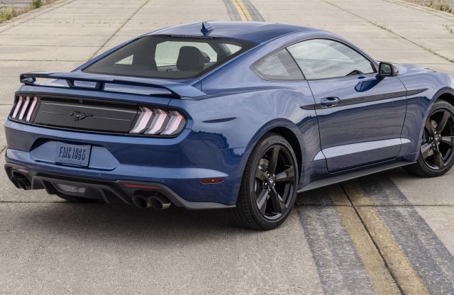 Fekete lovakkal érkezik az új Mustang