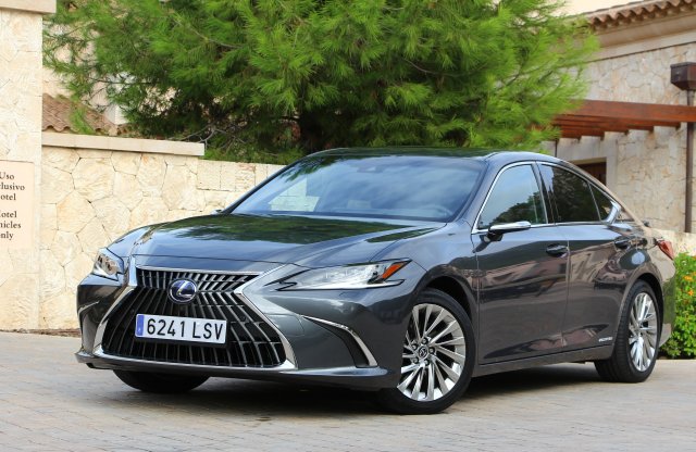 Van élet a visszapillantó tükrön túl? - Lexus ES menetpróba