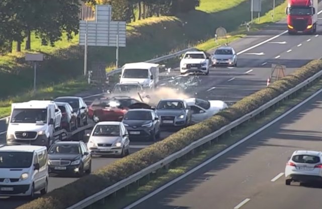 Videó: álló kocsisorba csapódott egy Renault az M1-esen