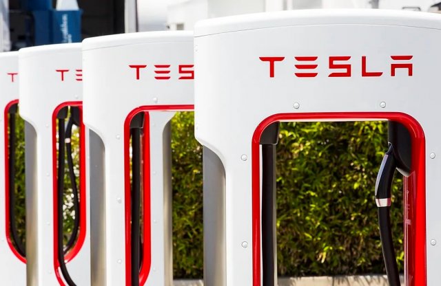 Más márkák villanyautóit is tölthetik a Tesla Superchargerek