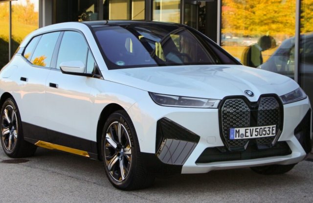 A szegényebb országok miatt maradnak a belsőégésű motoros BMW-k?