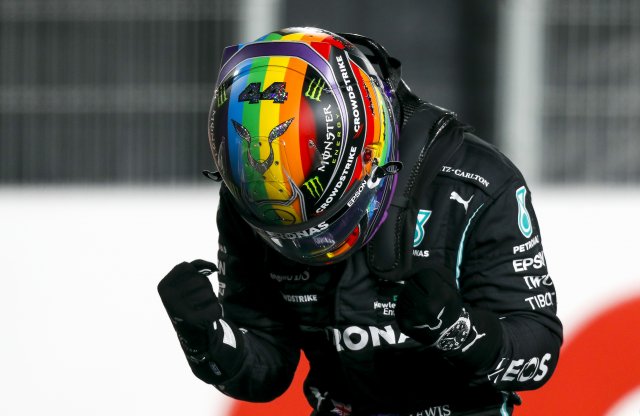 Hamilton rajt-cél győzelemmel erősített a pontversenyben