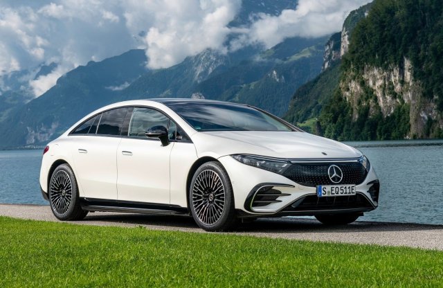 Mercedes EQS vs. S-osztály - ki nyer négyszáz méteren?