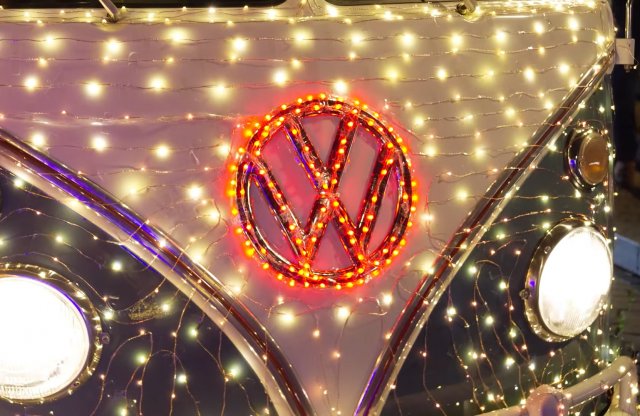 Égősorokkal feldíszített autókkal kíván kellemes ünnepeket a VW