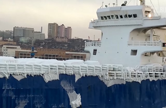 Videó: jégtömbbe fagyott új autók érkeztek a teherhajón