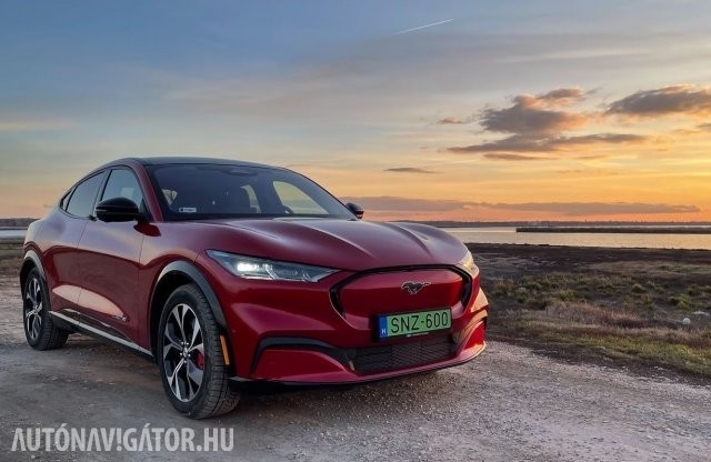 Vigyázat, ez az autó skizofrénné tehet! Mustang Mach-E teszt