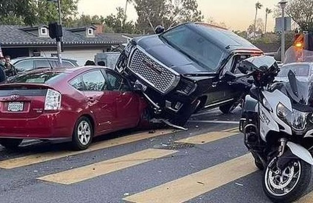 A lámpa és a Prius is piros volt, amin Schwarzenegger áthajtott