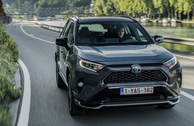 A Toyota vezeti a globális eladásokat, jócskán lemaradt a VW