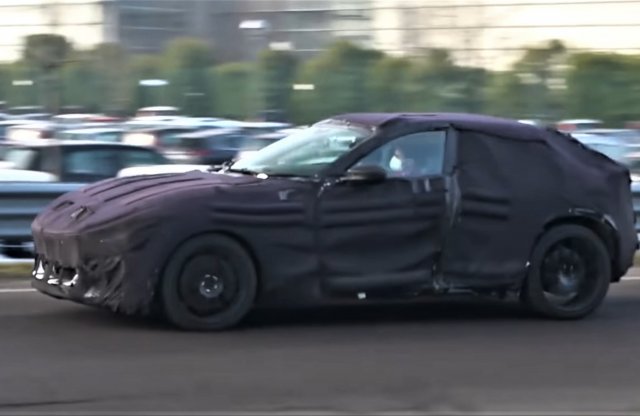 Már idén elkezdik a Ferrari SUV gyártását, így áll most a modell