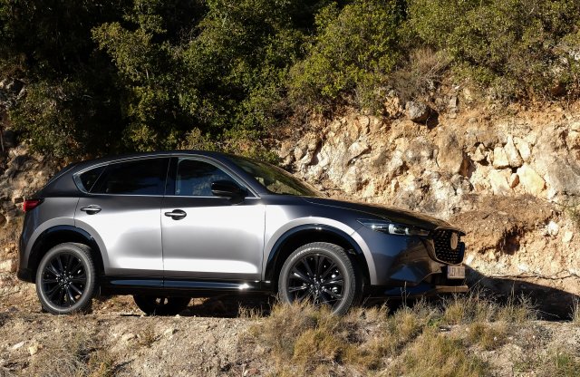 Továbbra sem a tömeggel megy a Mazda - nem csak Európára lőnek