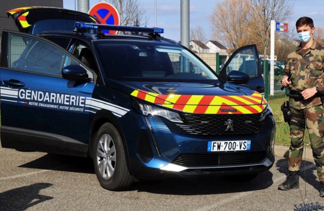 A csendőr és a hibrid Peugeot modellek