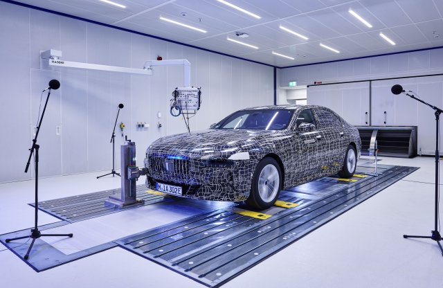Már a BMW i7 némaságát tesztelik a fejlesztők