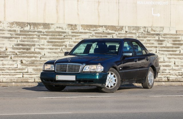 200 ezerért V6-os Merci? Létezik, de meg ne vedd!