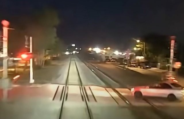 Ezt látja a mozdonyvezető, amikor elé hajt a sínekre egy autó!