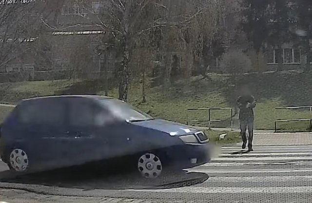 Megtapsolta a szabálytalan autóst a majdnem elütött gyalogos