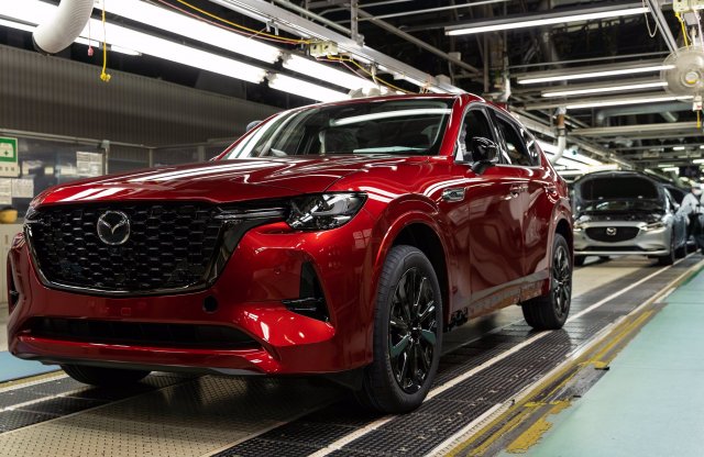Már gördülnek le a szalagról a Mazda CX-60 első példányai