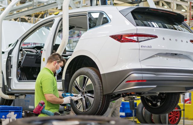 Újra gördülnek le a Škoda Enyaqok a gyártósorokról