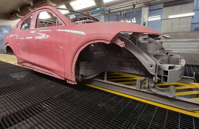 Véletlenül rágógumi-rózsaszín lett ez a Ford Mustang Mach-E