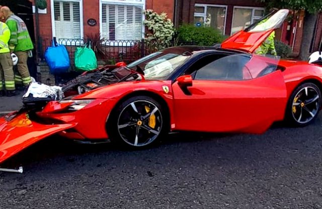 5 parkoló autót zúztak le egy SF90-es Ferrarival