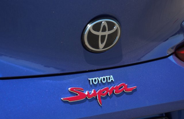 Miért piros a felirat ezen a Toyota Suprán?
