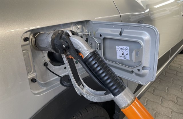 Hatósági áras benzin vs. LPG - melyikkel autózhatunk olcsóbban?