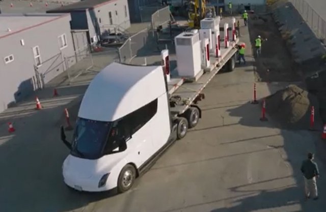 Videón a Tesla kamion valódi munkavégzés közben!