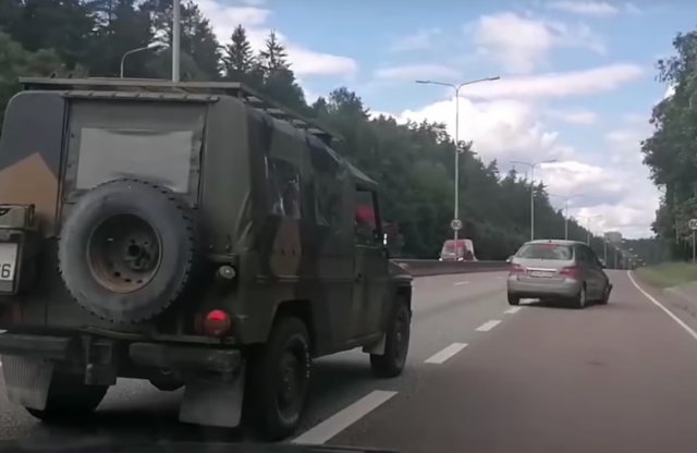 Borulással végződött a Mercedesek kakaskodása norvég autópályán