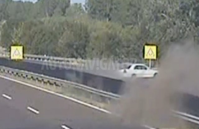 Szalagkorlátot zúzott, mutatjuk mi maradt az autójából