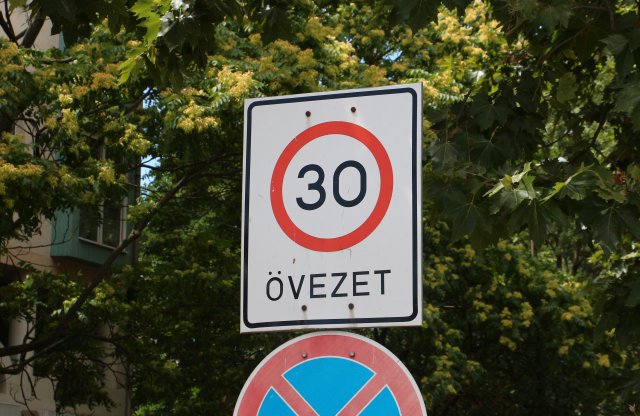 30-as sebességkorlátozást és GPS ellenőrzést Budapestre?