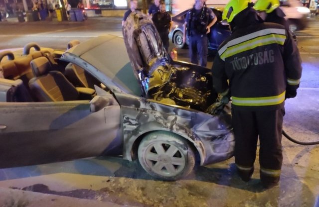A rendőrök fékezték meg a kigyulladt kabrió lángjait!