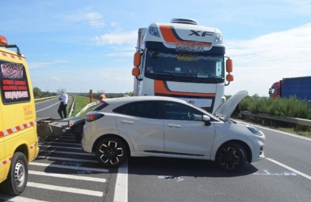 Ezért ne állj a kamion holtterébe: íme a példaértékű baleset