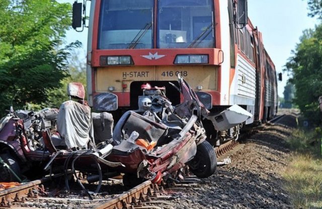 Újabb tragédia egy vasúti átkelőben: a vonat nem játék!