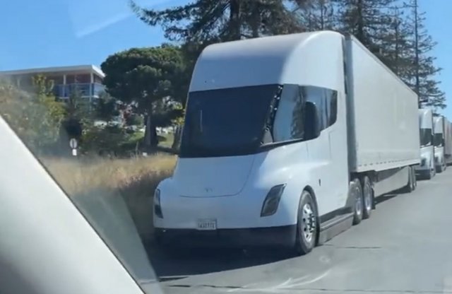 Közeleg a bemutató, három Tesla kamiont teszteltek konvojban