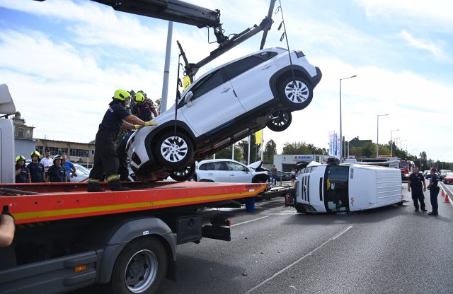 A tréleren törte rommá az új Suzuki S-Crossokat egy furgon