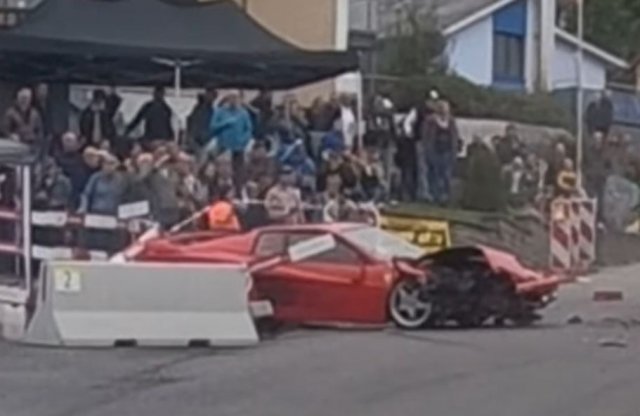 Így kell összecsukni egy ritka Ferrarit!