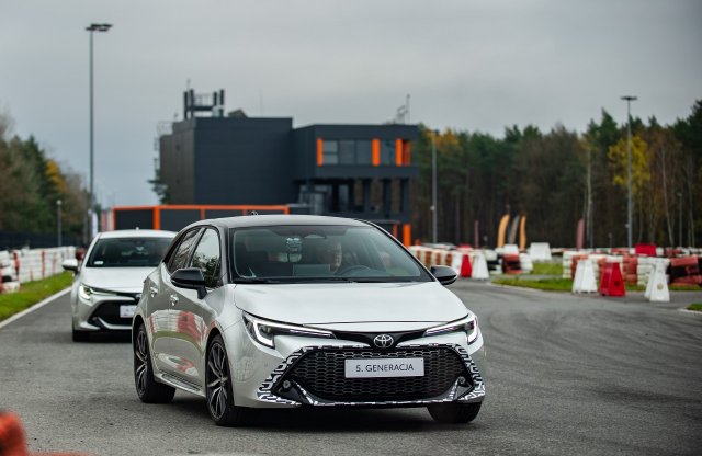 Ügyesen álcázza hibridségét a legújabb Toyota Corolla