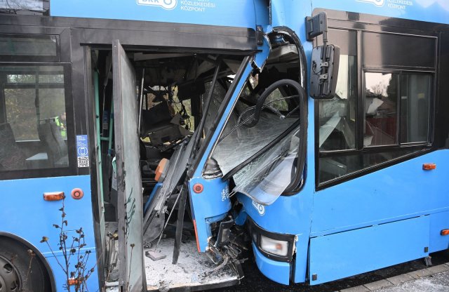 Fotókon a BKV buszok frontális ütközéses balesete