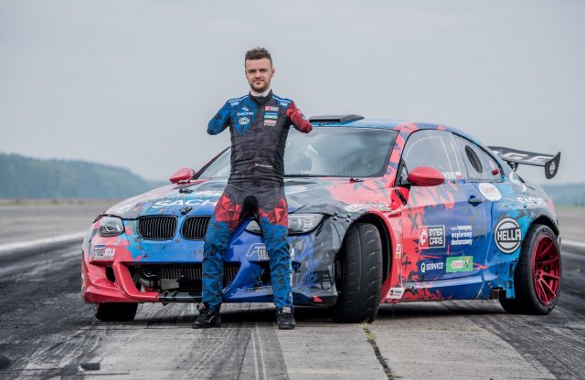 Íme az ember, aki lábbal kormányozva is jobban driftel bárkinél!